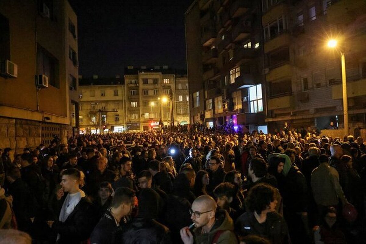 در ادامه ناآرامی‌های صربستان، چندین هزار نفر روز دوشنبه مقابل ساختمان کمیسیون مرکزی انتخابات در بلگراد تجمع کردند تا به نتایج انتخابات اوایل ماه جاری اعتراض کنند.