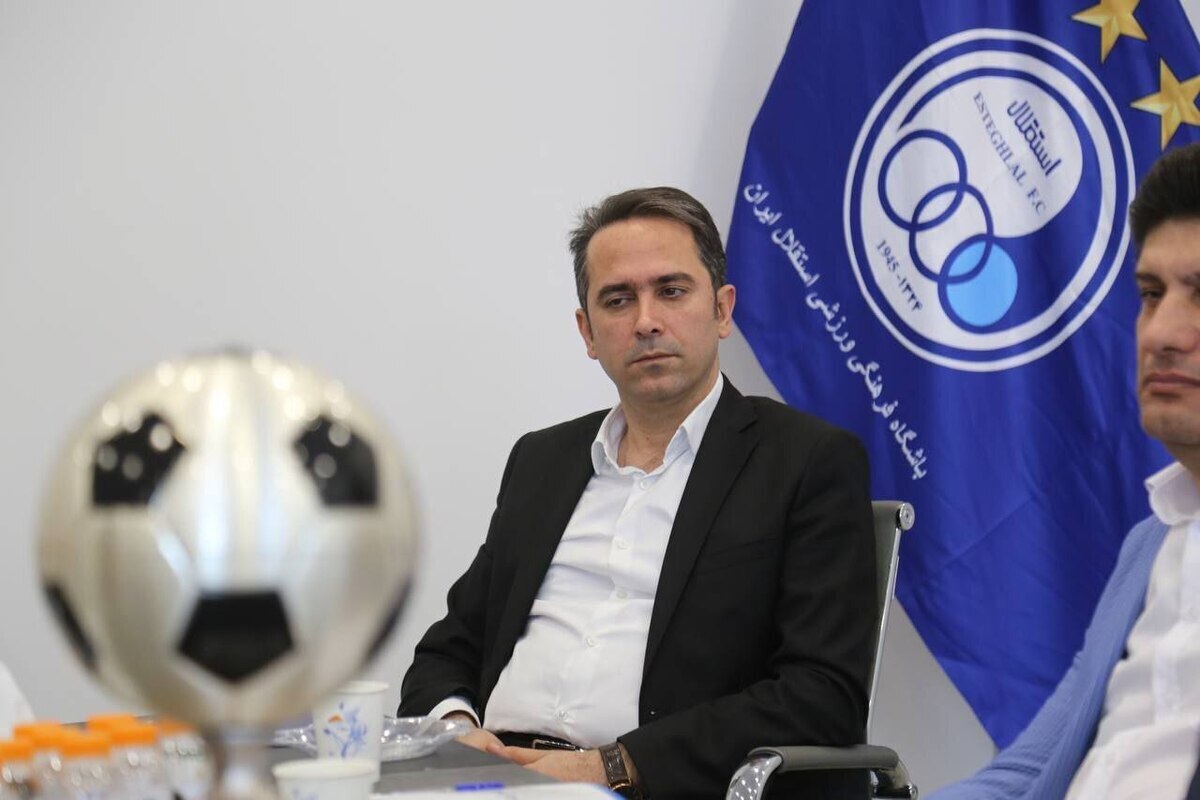 با بازگشت امتیازات پرسپولیس و سپاهان علی خطیر بیش از هر زمان دیگری زیر تیغ انتقاد هواداران این باشگاه قرار گرفته است. هوادارانی که اعتقاد دارند آقای مدیر نباید سقف قرارداد را رعایت می‌کرد.