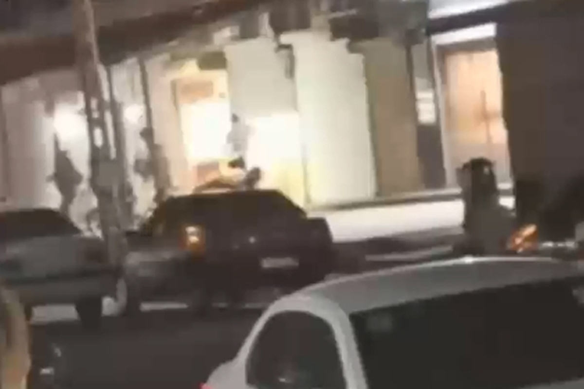 لحظه هولناک سرقت مسلحانه از یک طلافروشی در سراوان را ببینید.