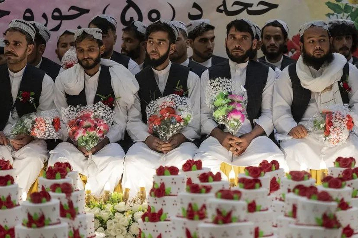 یک بنیاد خیریه در کابل مراسم عروسی دسته‌جمعی ۵۰ زوج کم‌درآمد را برگزار کرده است. در سال‌های اخیر مراسم‌ ازدواج دسته‌جمعی برای کاهش هزینه‌های عروسی در کابل و برخی از ولایت‌های این کشور رایج شده است.