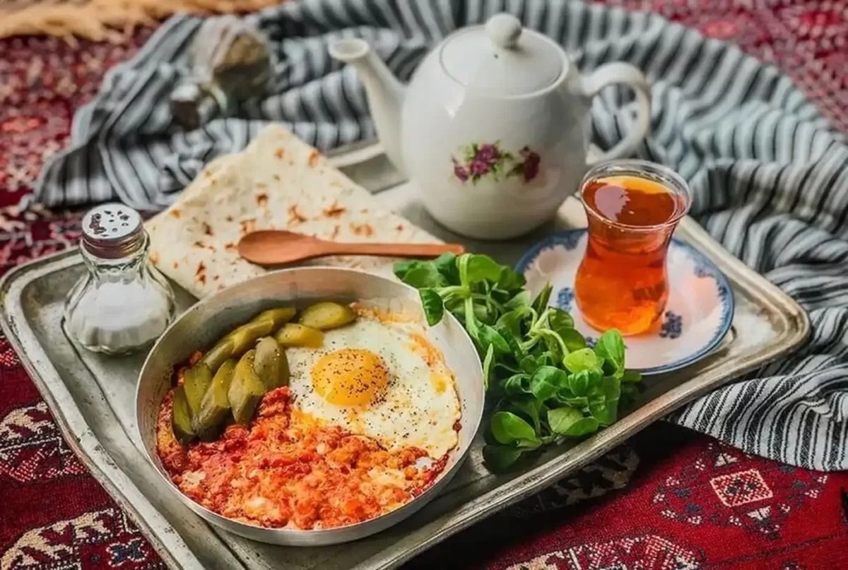 نوشیدن چای با فاصله کوتاه از مواد غذایی حاوی آهن، سطح جذب آهن موجود در آن ماده خوراکی را کاهش می‌دهد.