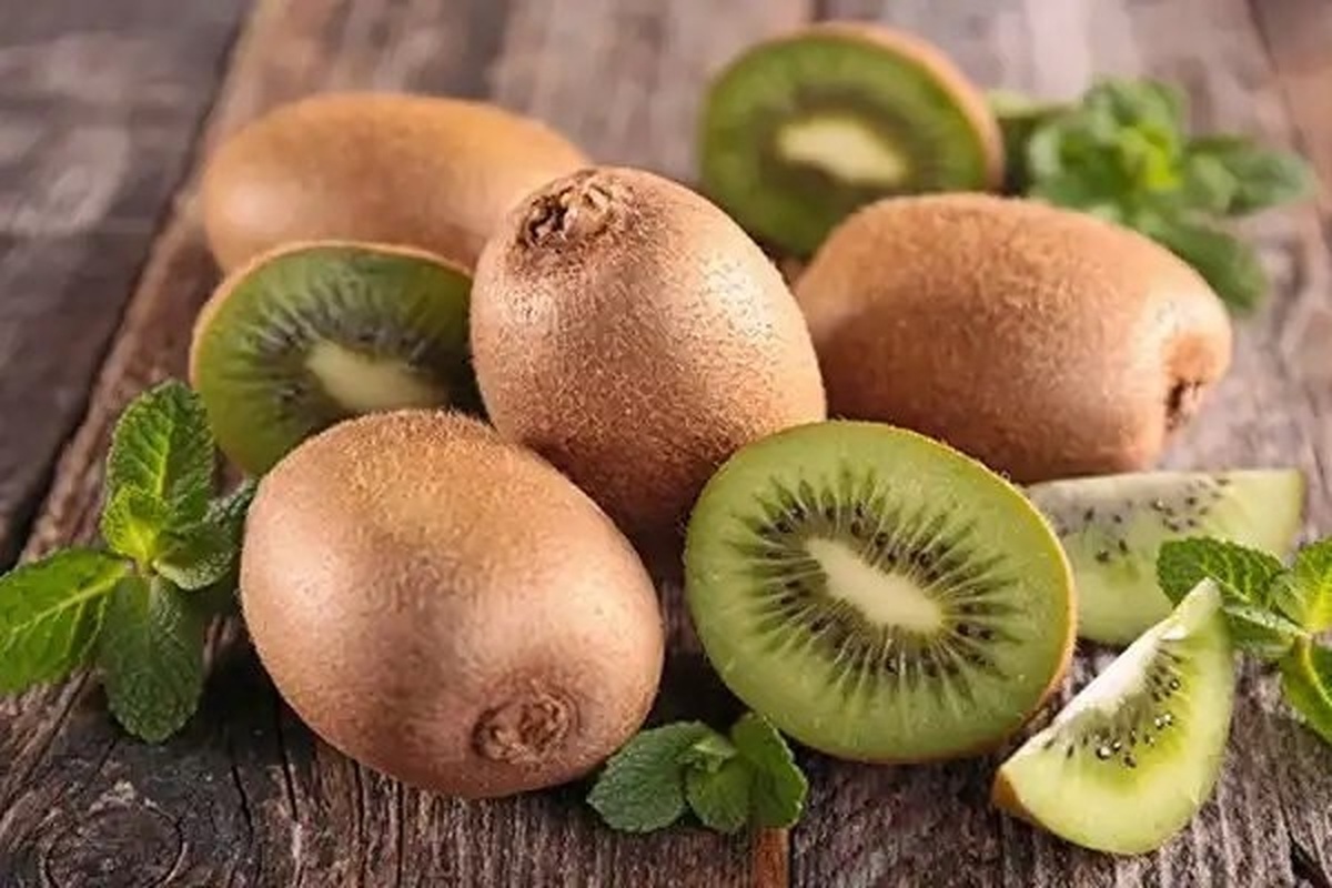 خوردن میوه‌های غنی از فیبر یک درمان خانگی مؤثر برای پیشگیری و کاهش یبوست است.