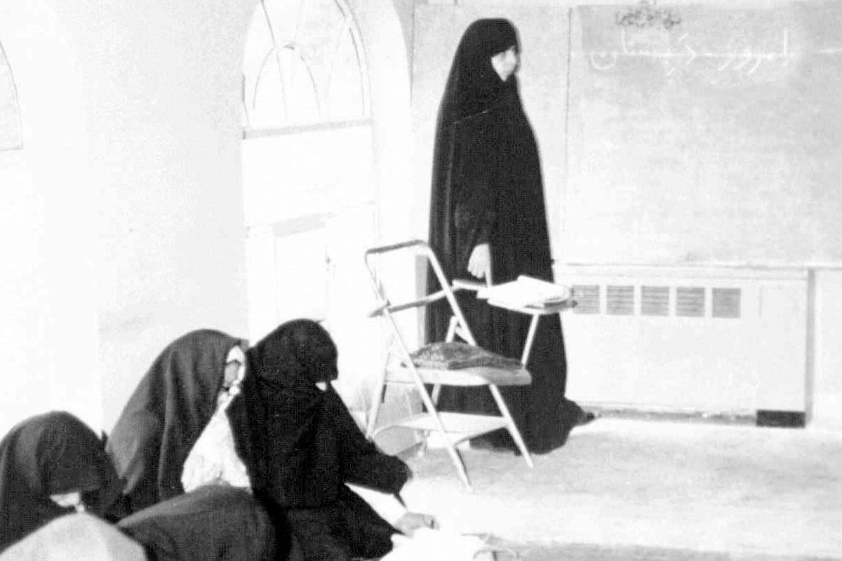 قصه آموزش همگانی برای بزرگ‌سالان حدود سال ۱۲۸۶ در دبستان رحمت شیراز شروع شد. مشروطه‌خواهان علاقه داشتند آموزش را میان مردم گسترش دهند و نخستین قدم را نیز برداشتند. آموزش بزرگ‌سالان پس از آن با سرعت کمی ادامه یافت، اما به گرد پای بی‌سوادی نمی‌رسید.
