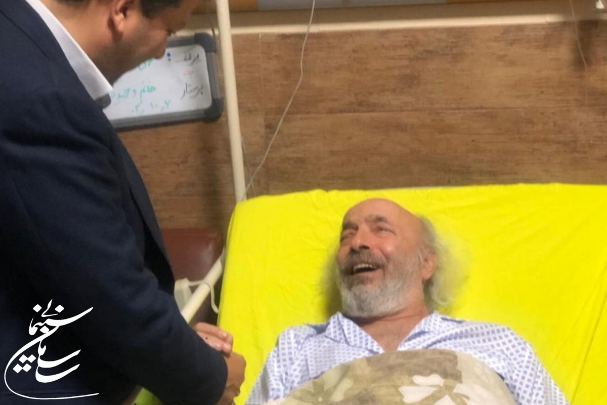محمد خزاعی دیروز (پنجشنبه، ۷ دی‌ماه) برای عیادت کارگردان «ویلای ساحلی» در بیمارستان سینا حضور یافت.