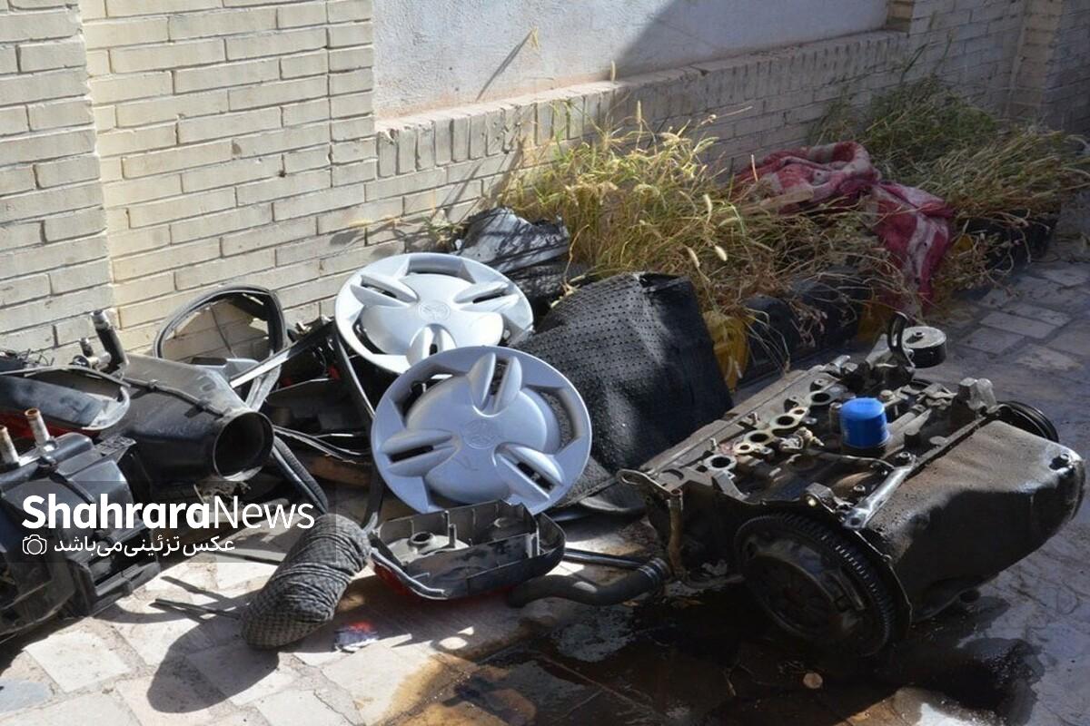 تعمیرکار مشکوک به‌جای تعمیر خودرو‌ها در مقابل چشمان متعجب روستاییان، بیشتر خودرو‌ها را تخریب و تکه‌تکه می‌کرد تا جایی که وقت‌وبی‌وقت صدای چکش‌زدن‌هایش گوش اهالی را آزار می‌داد.