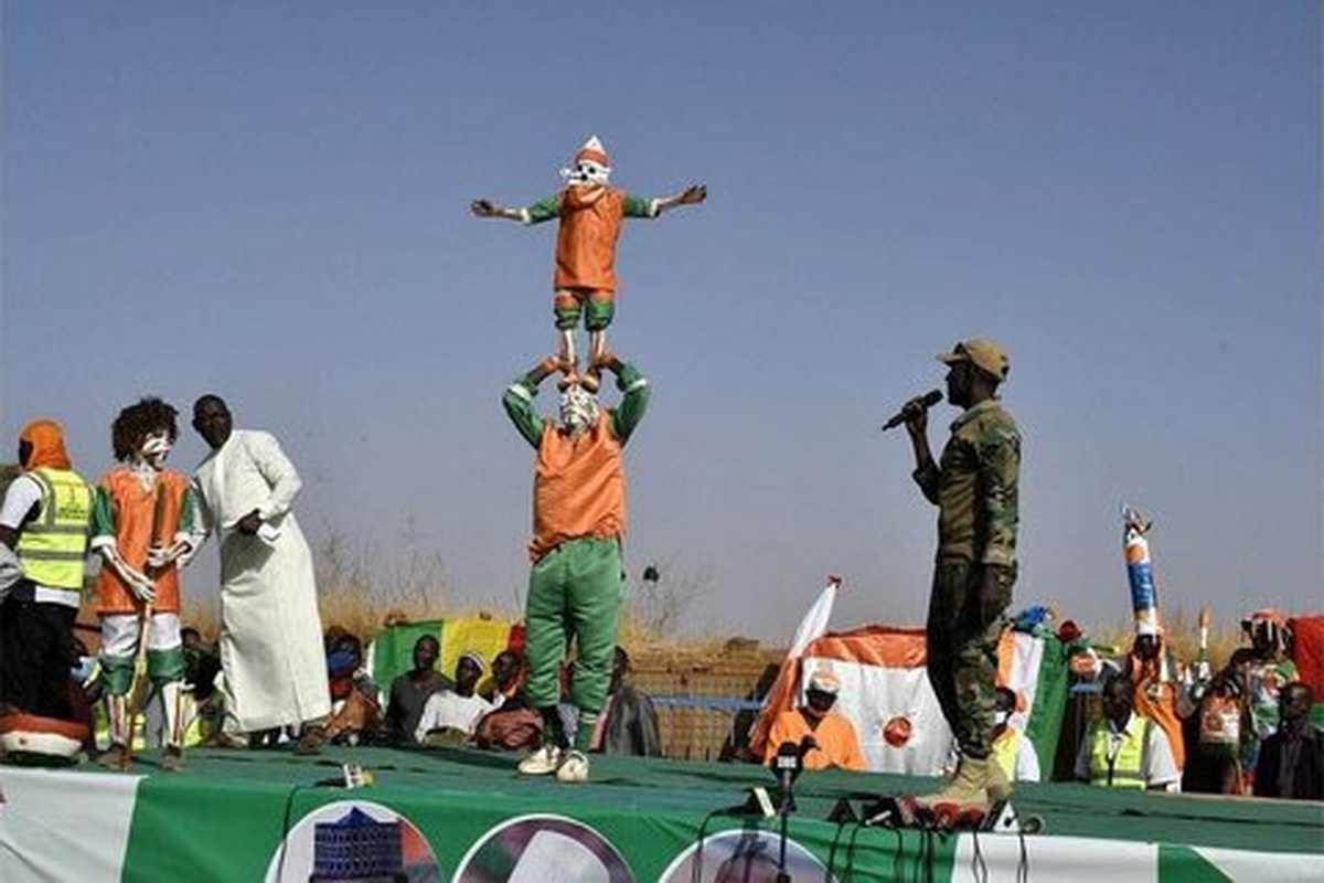 هزاران نفر در نیجر خروج آخرین سربازان فرانسوی از کشورشان را که هفته پیش رخ داد، جشن گرفتند.