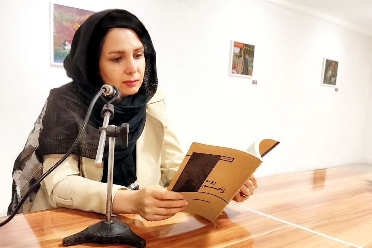 زهرا گریزپا بعد از ۱۵ سال، با «رو به زخم» آمده و کلمه هایش را در صفحات سپید کنار هم چیده تا حرف هایش را با زبانی صمیمی و ساده با مخاطبانش تقسیم کند.