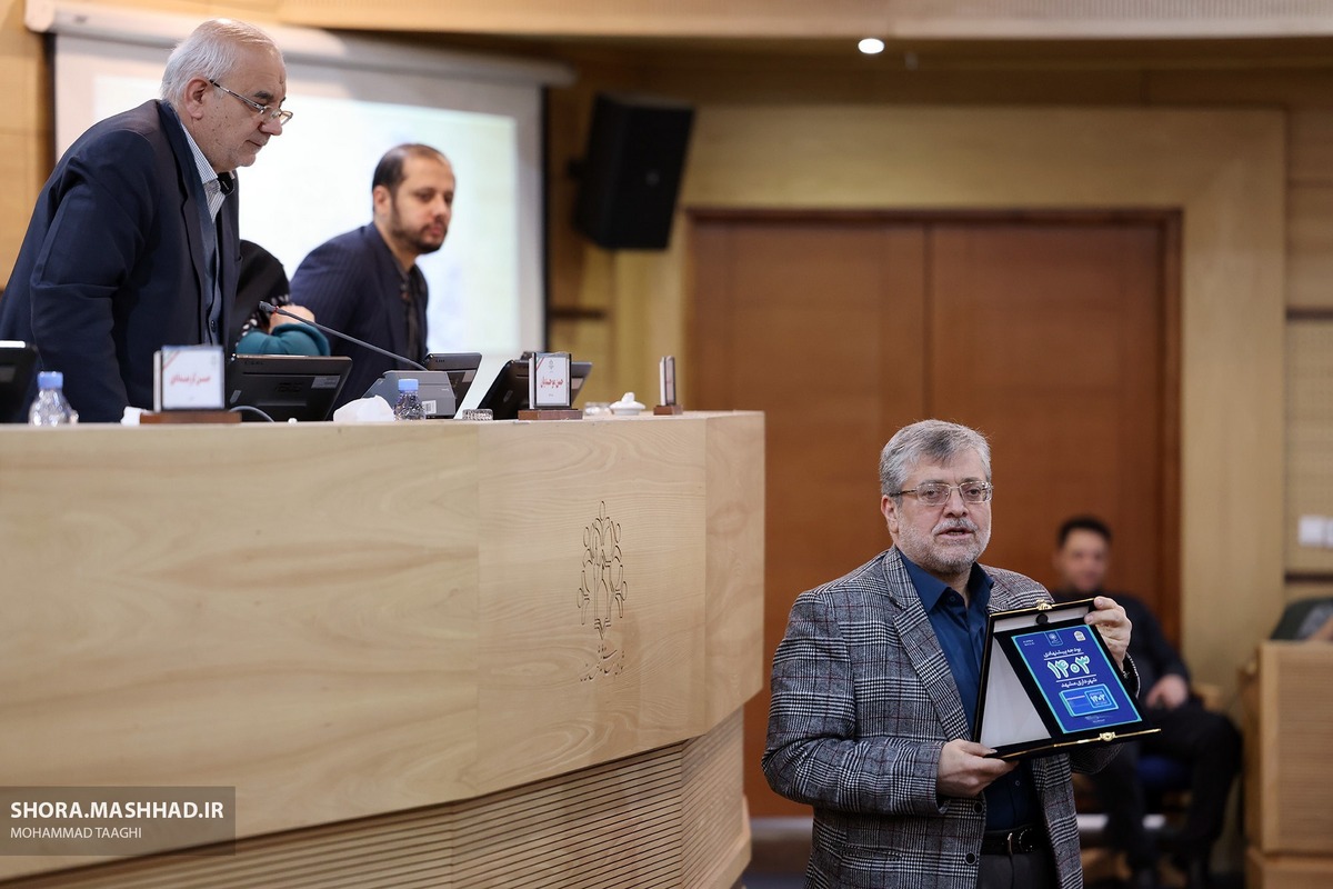 امروز در صدوسومین جلسه علنی شورای اسلامی شهر مشهد، لایحه بودجه سال ١۴٠٣ شهرداری مشهد از سوی شهردار مشهد به رئیس شورا تحویل داده شد.