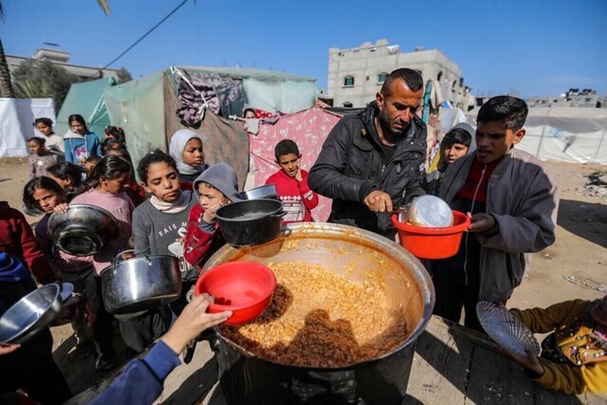 رضا موسوی - از آغاز عملیات طوفان‌الاقصی و به دنبال آن حملات وحشیانه رژیم صهیونیستی، مکان‌ها و مردم غیرنظامی و منابع غذایی آن‌ها هدف ثابت این حملات قرار گرفته‌اند؛ در این اینفوگرافیک نتایج مطالعه دیده‌بان حقوق بشر اروپا-مدیترانه را درمورد وضعیت قرمز غذا در غزه مشاهده می‌کنید.
