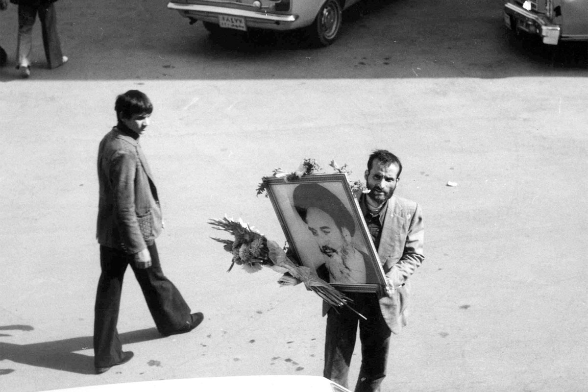 با انتشار خبر ورود امام، موجی از شادی و خوشحالی، مشهد را فرامی‌گیرد. حدود ساعت ۱۱صبح این روز، هزاران نفر از مردم مشهد درحالی‌که سبد‌هایی از گل و عکس‌های امام را در دست گرفته‌اند، از مقابل مدرسه نواب حرکت می‌کنند، درحالی‌که شعار «خمینی بت‌شکن/ خوش آمدی به وطن» را فریاد می‌زنند.