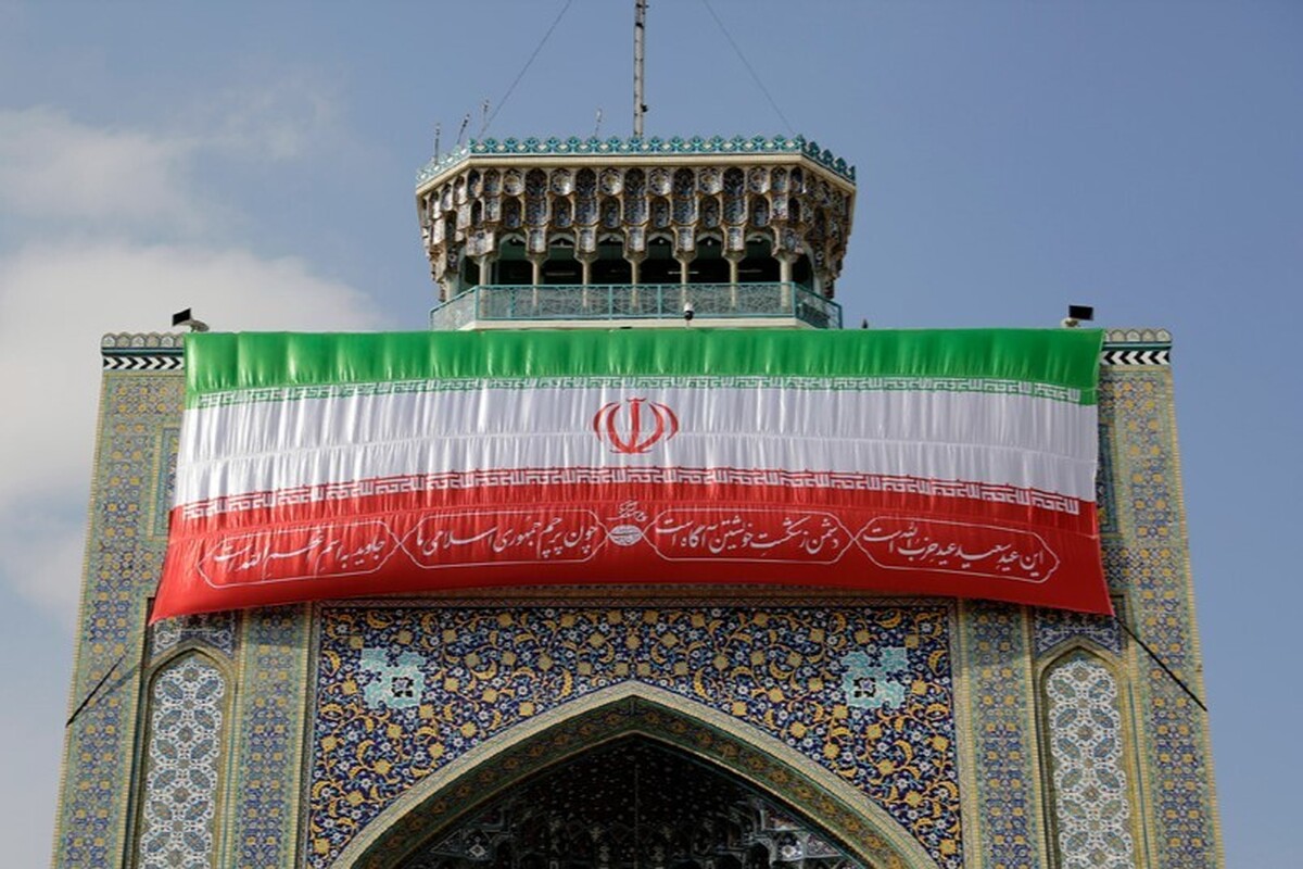با فرا رسیدن دهه مبارک فجر تمام نقاط ایران غرق در جشن و سرور خواهد شد و پرچم سه رنگ ایران بر ایوان نقاره‌خانه حرم مطهر رضوی نصب شد.