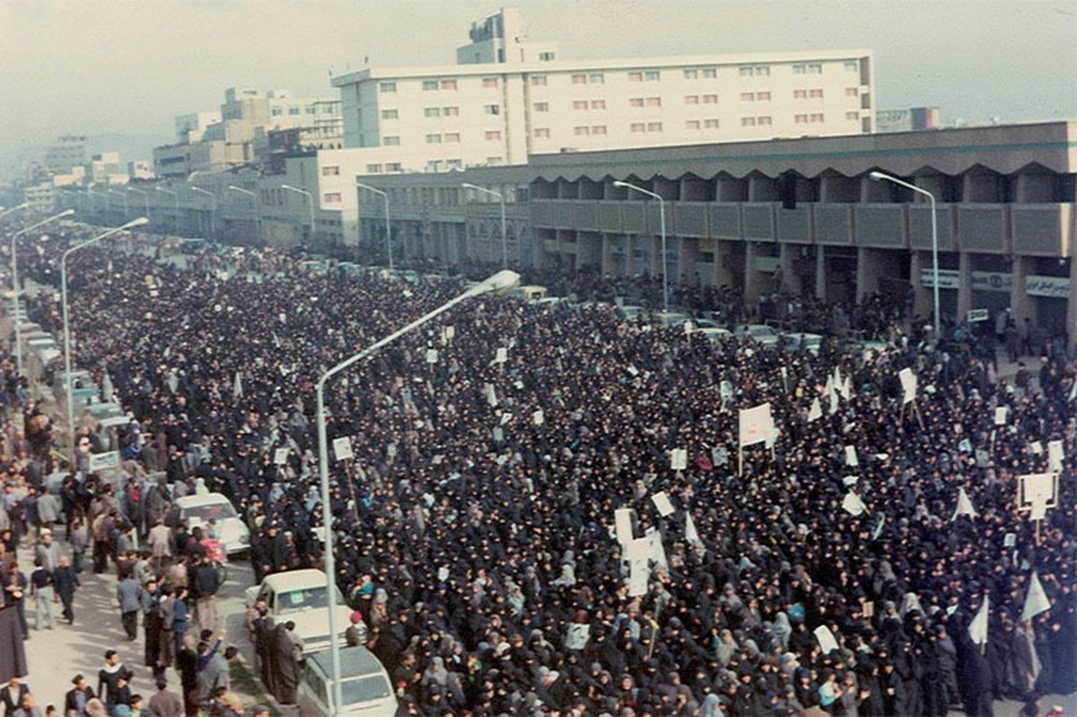 انقلاب اسلامی ایران در سال ۵۷ که در دیدگاه بسیاری از تحلیلگران به انقلاب مردمی شهرت دارد با محوریت دین، به پیروزی رسید.