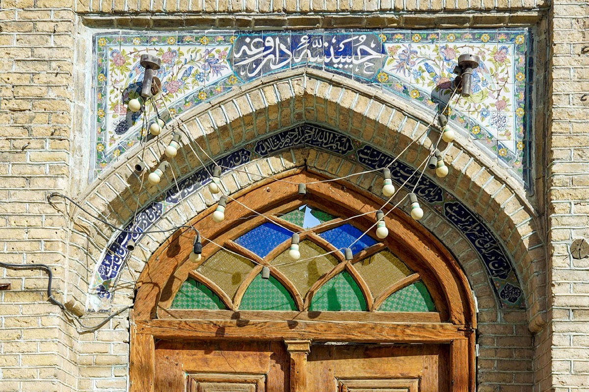 سرپرست معاونت میراث‌فرهنگی اداره‌کل میراث‌فرهنگی، گردشگری و صنایع‌دستی خراسان‌رضوی گفت: حسینیه داروغه اخیرا به ثبت میراث ملی رسیده است و ما با ثبت این اثر و حریمی که برایش قائل هستیم، همه حمایت‌های قانونی را برایش فراهم کردیم. طبیعی است اگر شخصی بخواهد به آن آسیب بزند، طبق قانون با او برخورد خواهد شد.