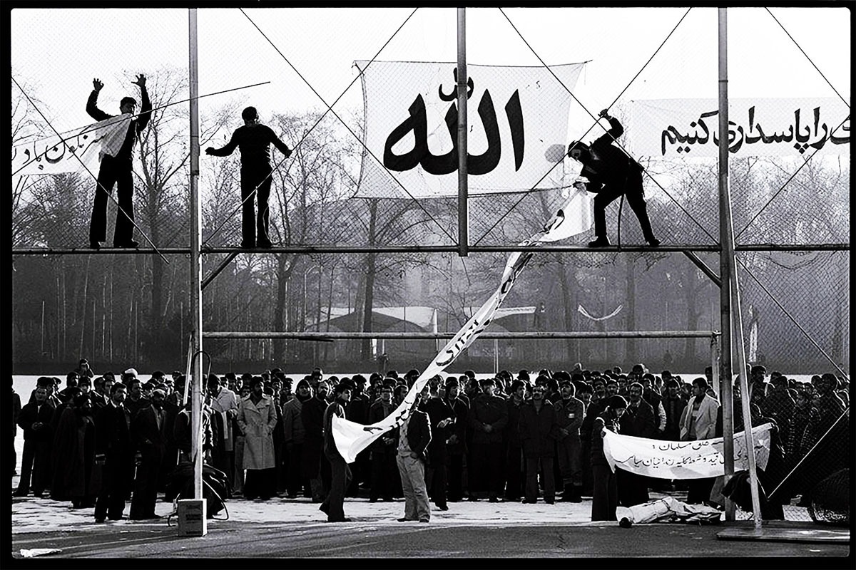 دیوید بارنت عکاس مجله تایم و یکی از چهره‌های شاخص فتوژورنالیسم در روز‌های اوج‌گیری انقلاب اسلامی ۱۳۵۷ به مدت ۴۴ روز در ایران حضور داشت و عکس‌های شاخصی را از اتفاقات آن روز‌ها ثبت کرد.