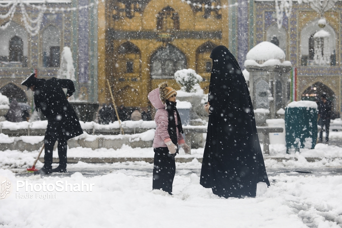 کارشناس مرکز پیش‌بینی هواشناسی خراسان رضوی گفت: امشب همچنان یخ زدگی جاده ها، معابر و تشکیل مه را خواهیم داشت و برخی از راه‌ها هنوز بسته است.