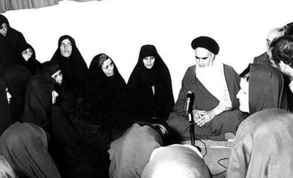 نقش زنان در نهضت امام خمینی (ره) به کوشش ساسان طهماسبی کهپایی نوشته شده و توسط انتشارات مرکز اسناد انقلاب اسلامی در ۲۲۸ صفحه نخستین بار در سال ۱۳۸۵ به چاپ رسیده است.