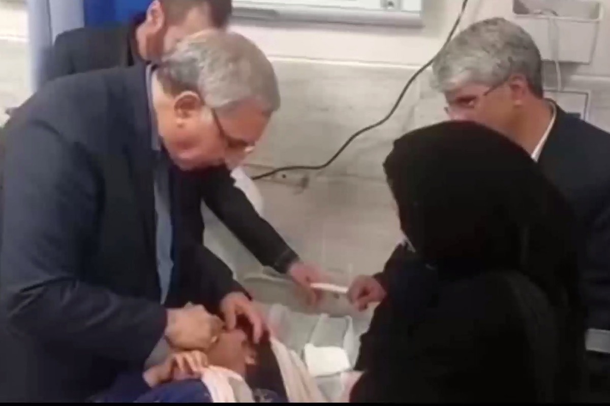 وزیر بهداشت در حاشیه بازدید سرزده از بیمارستان شهید محمدی بندرعباس چشم آسیب دیده دختر ۹ ساله افغانستانی را که به علت ورود چسب آهن آسیب دیده بود را معاینه و درمان کرد.