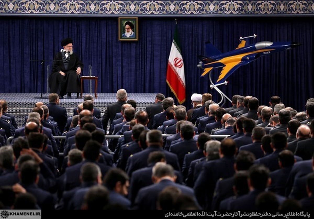 جمعی از فرماندهان نیروی هوایی و پدافند هوایی ارتش با رهبر انقلاب اسلامی دیدار کردند.