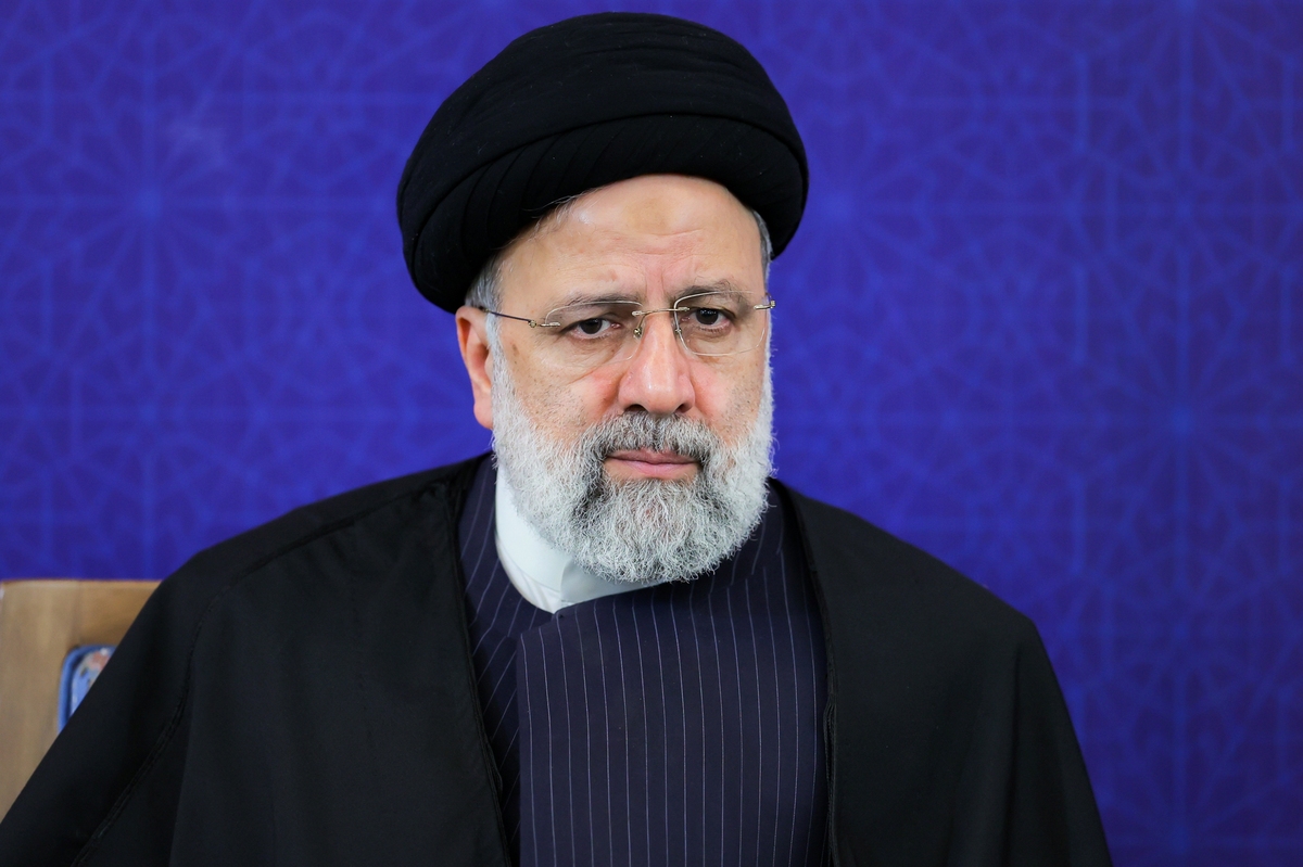 رئیس جمهور با بیان اینکه انقلاب اسلامی و دهه فجر، دهه امید است، گفت: آنچه که با اعتقاد و باور و با توکل به خدا و اعتماد به نفس پرچمداری آن انجام شد و ملت به دنبال امام حرکت کردند ایجاد یک تحول بود.