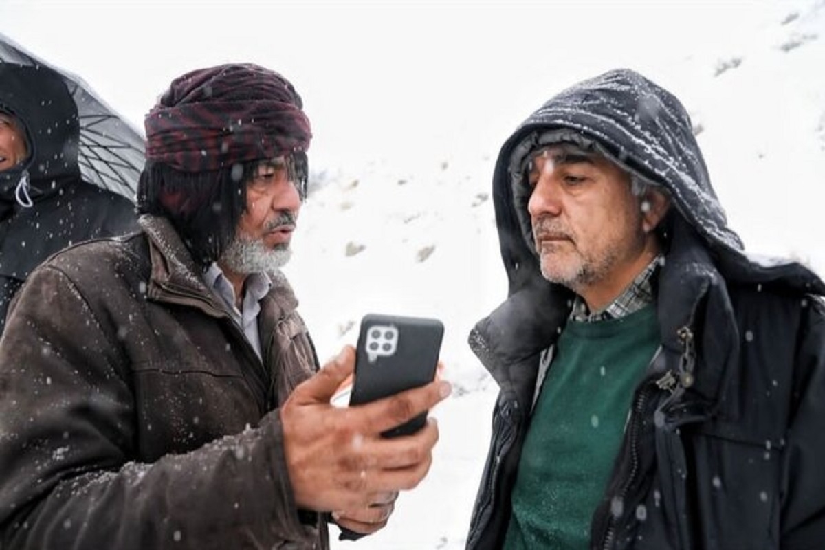 تصویربرداری سریال تلویزیونی «نون خ ۵» این روز‌ها با وجود برف و بوران ادامه دارد.