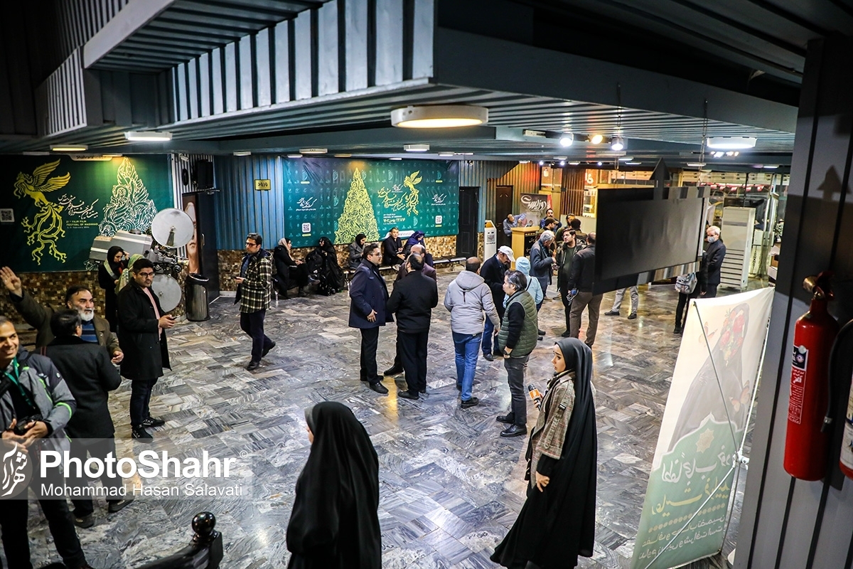 از ساعت ۱۸ اکران فیلم در جشنواره فجر آغاز شد که مورد استقبال اصحاب رسانه و مردم قرار گرفت.