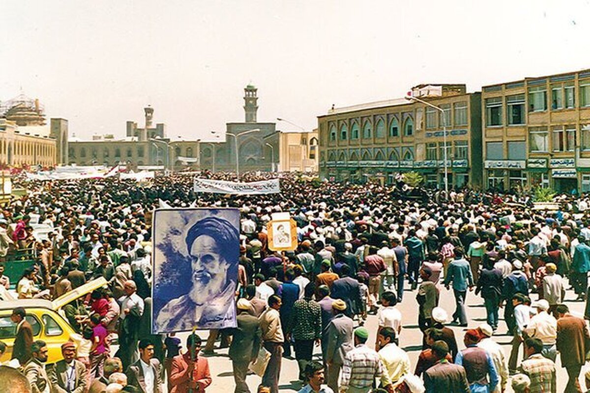 روز سه شنبه ۱۷ بهمن ۱۳۵۷ شهر مشهد شاهد دو راهپیمایی بود. گروه‌های زیادی از قشر‌های مردم به ویژه دانشجویان و فرهنگیان به راهپیمایی پرداختند.