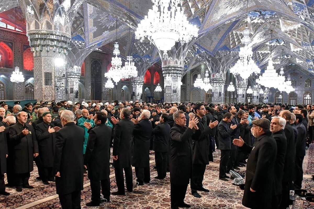 زائران حرم مطهر رضوی در روز شهادت هفتمین کوکب هدایت، حضرت موسی‌بن‌جعفر(ع) با حضور در حرم مطهر رضوی در سوگ شهادت این امام مظلوم اقامه عزا کردند.