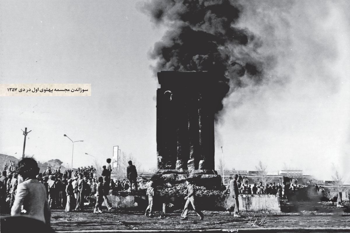«میدان‌شاه» مشهد که پس از انقلاب به میدان‌شهدا تغییر نام داده است، بار‌ها تغییر ساختار را تجربه کرده تا به ظاهر اکنون خود رسیده است. این میدان، محل برگزاری تجمعات و مراسم ملی در همه زمان‌ها بوده و همچنان نیز نقش خود را در مراسم مذهبی و راهپیمایی‌ها حفظ کرده است.