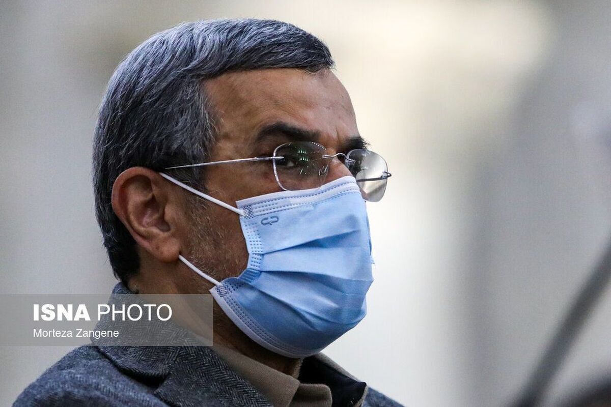 تصاویری از صورت کبود محمود احمدی نژاد در مراسم تجدید میثاق اعضای مجمع تشخیص مصلحت نظام با امام راحل در فضای مجازی منتشر شده است.