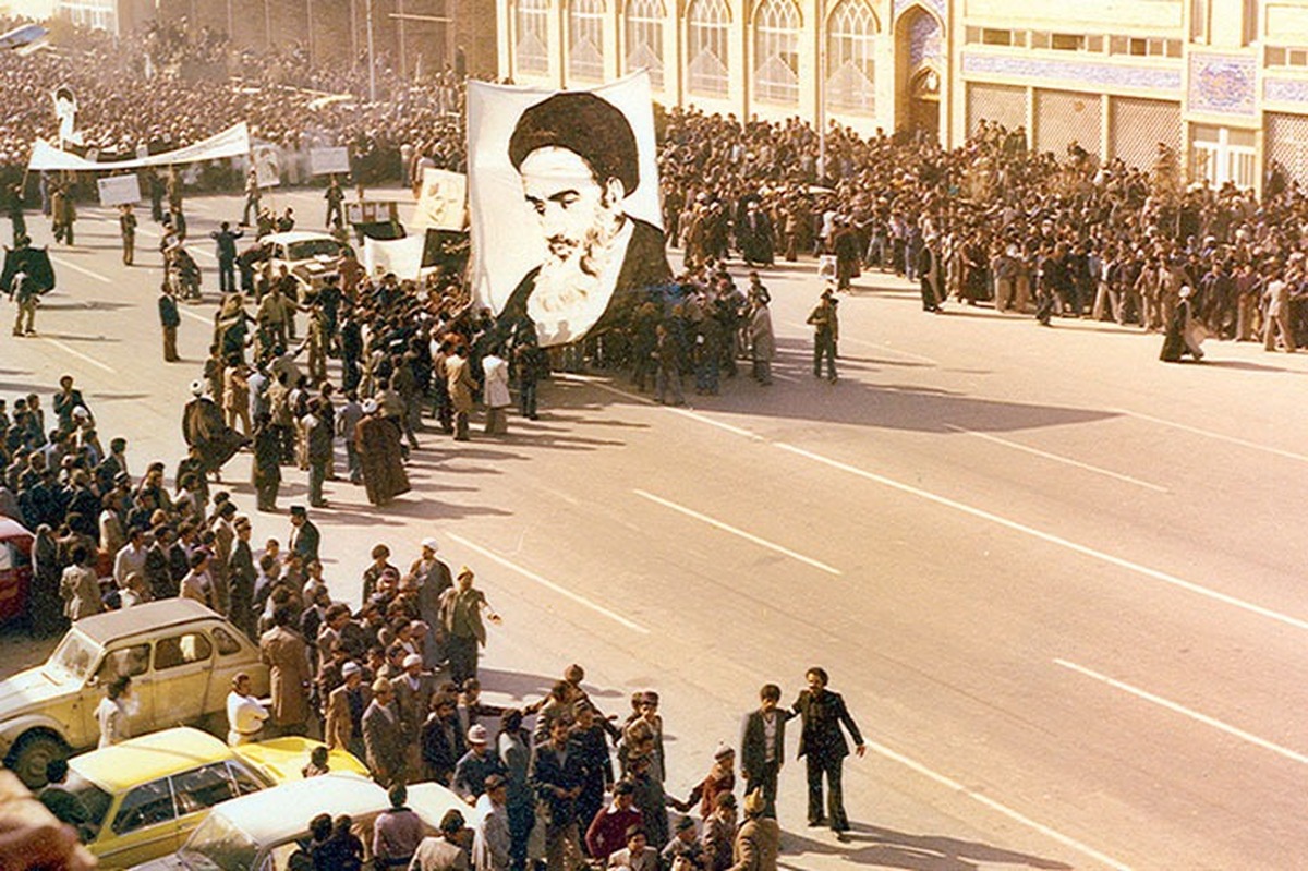 روز چهارشنبه ۱۸ بهمن ۱۳۵۷ راهپیمایی بزرگی در شهر مشهد انجام گرفت و قشر‌های گوناگون مردم انقلابی و مسلمان در این راهپیمایی حمایت کامل خود را از انتصاب امام خمینی (ره) اعلام کردند.