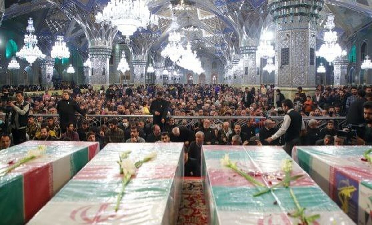 مراسم وداع با پیکر پنج شهید والامقام فاطمیون مدافع حرم در شام شهادت حضرت موسی‌بن‌جعفر(ع) در حرم مطهر رضوی برگزار شد.  