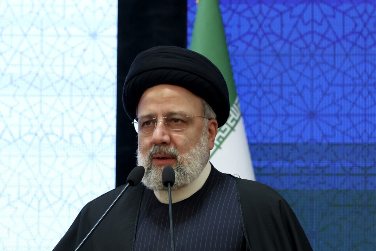 رئیس جمهور خطاب به نویسندگان حاضر در این جلسه گفت: شما خواص جامعه هستید و مسئولیت‌های خاص خود را دارید انتظار از خواص این است که از جامعه در مورد تهاجم فرهنگی محافظت کنند.