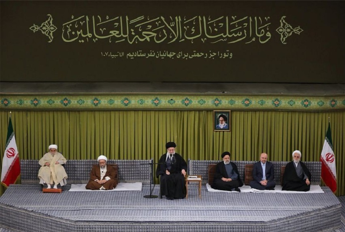 به مناسبت سالروز بعثت حضرت محمد (ص) جمعی از مسئولان کشوری و لشکری و نمایندگان سیاسی کشور‌های اسلامی در تهران، با رهبر انقلاب دیدار کردند.