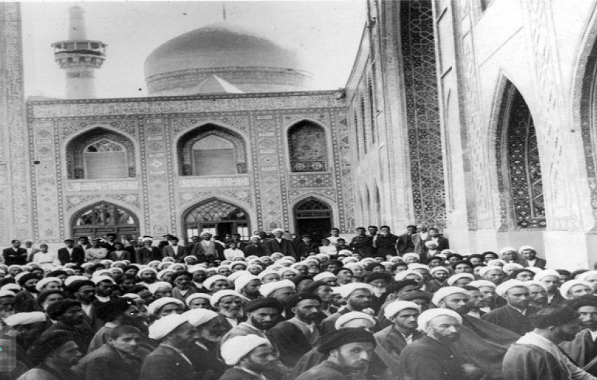 در روز جمعه (۲۰ بهمن ۱۳۵۷) از جانب آیت الله شیرازی مجلس بزرگداشتی به مناسبت چهلم شهادت جمعی از راهپیمایان روز‌های نهم و دهم دی ماه در مسجد گوهرشاد مشهد برگزار شد.