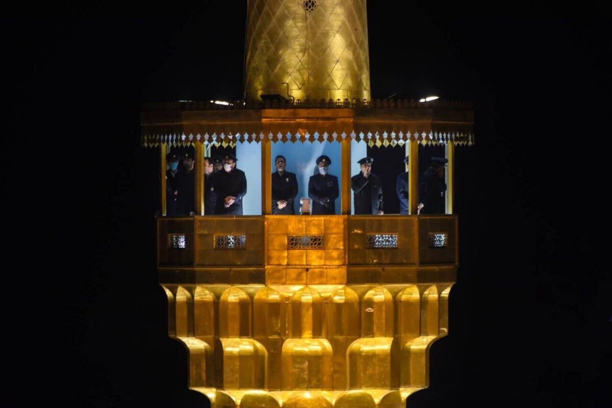 هم‌زمان با شب ۲۲ بهمن، خادمان بارگاه منور رضوی بر گلدسته‌های حرم مطهر حضور می‌یابند و فریاد الله‌اکبر سر می‌دهند.