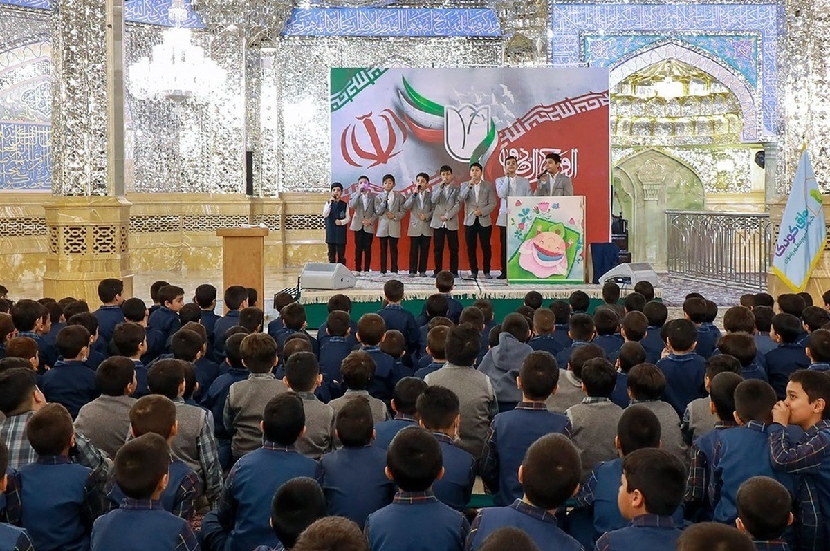 در آستانه فرارسیدن چهل و پنجمین سالگرد پیروزی انقلاب اسلامی، ویژه برنامه «کوچولو‌های انقلابی» با حضور یک هزار کودک مشهدی در حرم مطهر امام رضا (ع) برگزار شد.