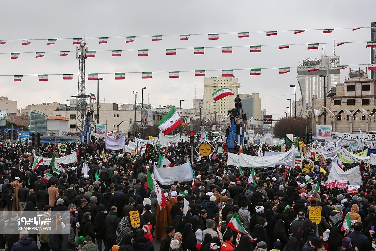 از دقایقی قبل، عرصه میدان ۱۵ خرداد مشهد، میعادگاه حضور هزاران نفر از مشهدی‌هایی است که قرار است در چهل‌وپنجمین سالروز انقلاب، استقلال و آزادی خود را با شرکت در راهیپمایی باشکوه ۲۲ بهمن جشن بگیرند.