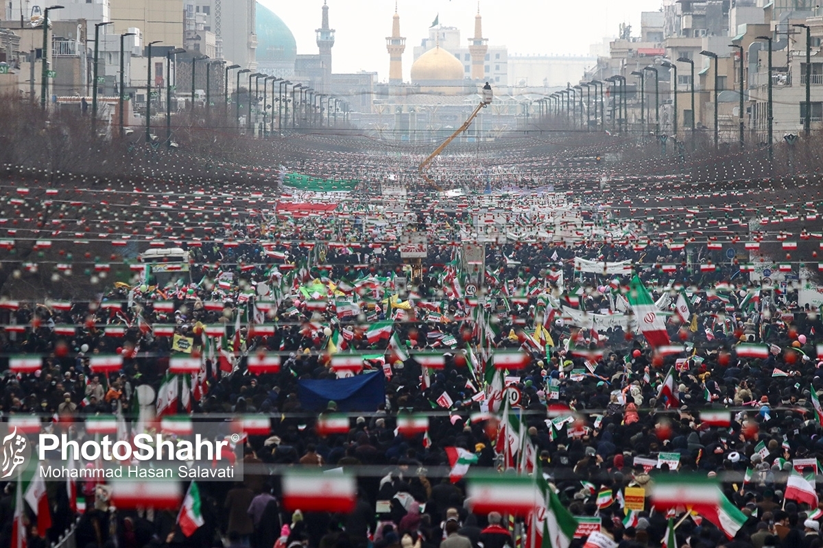 صبح امروز، مصادف با جشن چهل و پنج سالگی انقلاب اسلامی در ۲۲ بهمن، زائران و مجاوران امام هشتم (ع) دوشادوش یکدیگر در میدان پانزده خرداد اجتماع کردند.