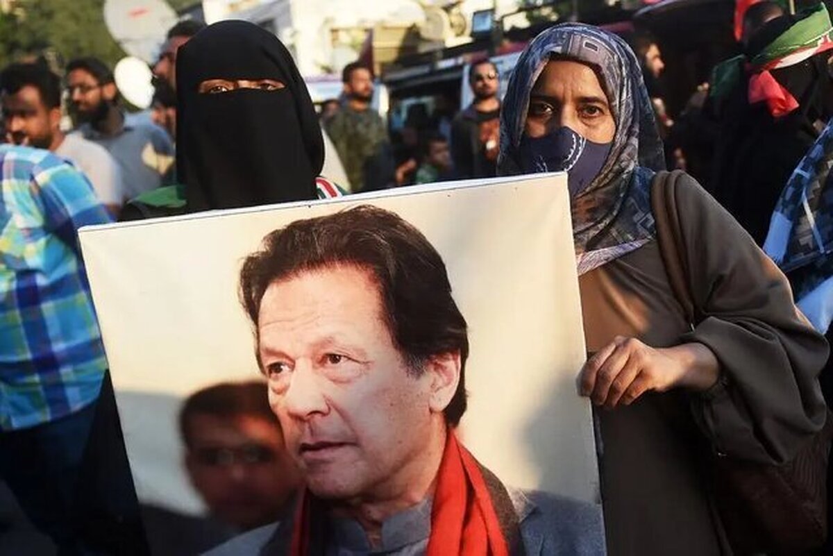 پس از آن که حزب عمران خان، نخست وزیر سابق پاکستان از حامیان خود خواست در اعتراض به تقلب در انتخابات تجمعات صلح‌آمیز برگزار کنند، پلیس پاکستان امروز (یکشنبه) هشدار داد که با تجمعات غیرقانونی به شدت برخورد خواهد کرد.