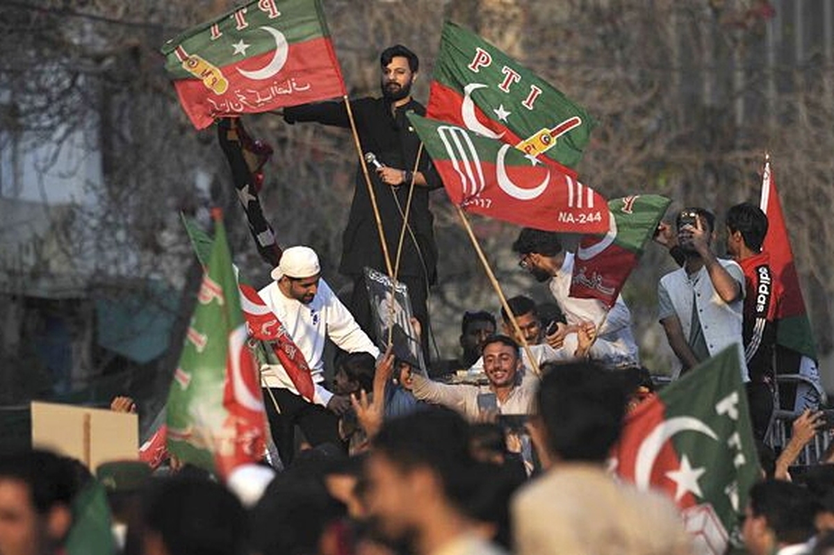 علی‌رغم هشدار پلیس پاکستان مبنی بر برخورد با تجمعات غیرقانونی در رابطه با درخواست حزب «عمران خان» نخست‌وزیر سابق پاکستان برای اعتراض به تقلب در انتخابات، حامیان او اعتراضاتی را در سرتاسر پاکستان برگزار کردند که با سرکوب پلیس و شلیک گاز اشک‌آور مواجه شدند.