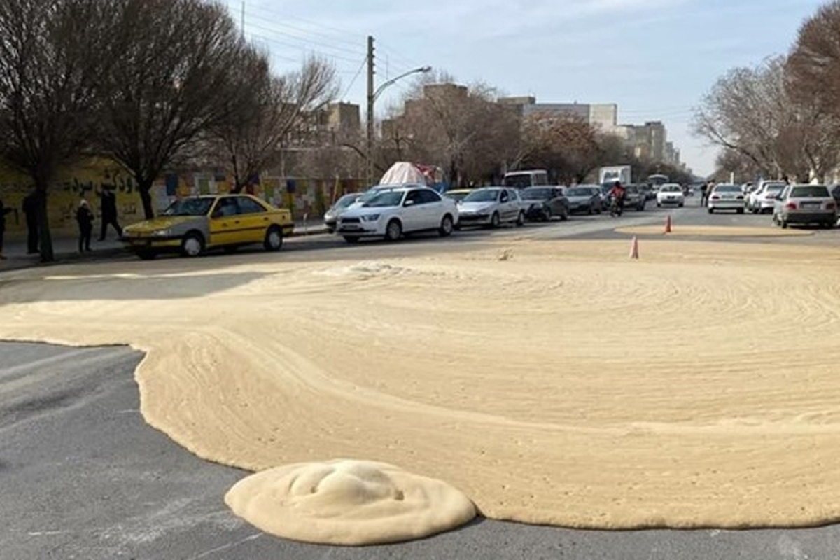 بیرون زدن کف قهوه ای رنگ در خیابان عباسی از وسط خیابان در تبریز مورد تعجب شهروندان شد.