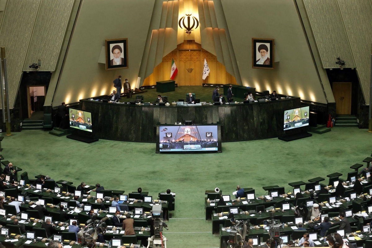 صبح امروز سایت مجلس شورای اسلامی و خبرگزاری خانه ملت به‌دلیل حملات سایبری، هک و از دسترس خارج شد و بعد از آن خبرهایی از انتشار فیش‌های حقوقی نمایندگان مجلس دست به دست شد.