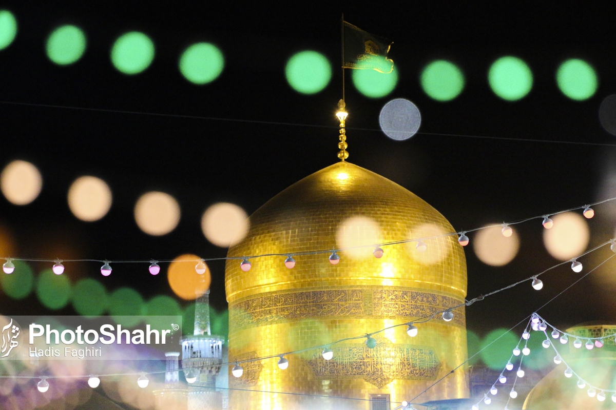 ویژه برنامه روز ولادت سرور آزادگان عالم؛ حضرت اباعبدالله الحسین (ع) و روز پاسدار ظهر امروز با حضور زائران و مجاوران حرم مطهر رضوی در رواق امام خمینی (ره) برگزار شد.