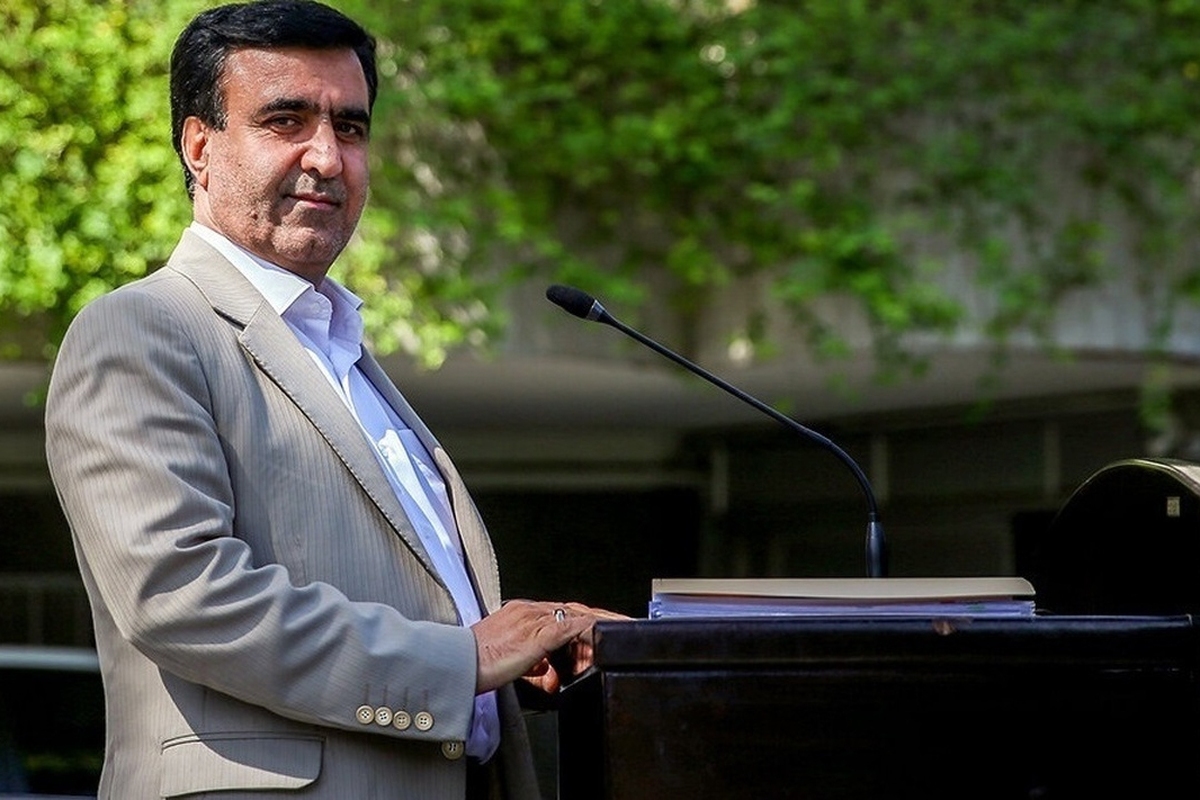 رییس سازمان حفاظت محیط زیست درباره وضعیت یک قلاده شیر در مشهد، گفت: اگر مشخص شود که جنبه بیماری این قلاده شیر دلایلی مرتبط با وضعیت رسیدگی و تأمین نشدن مواد غذایی داشته باشد حتماً برخورد قانونی انجام می‌شود.