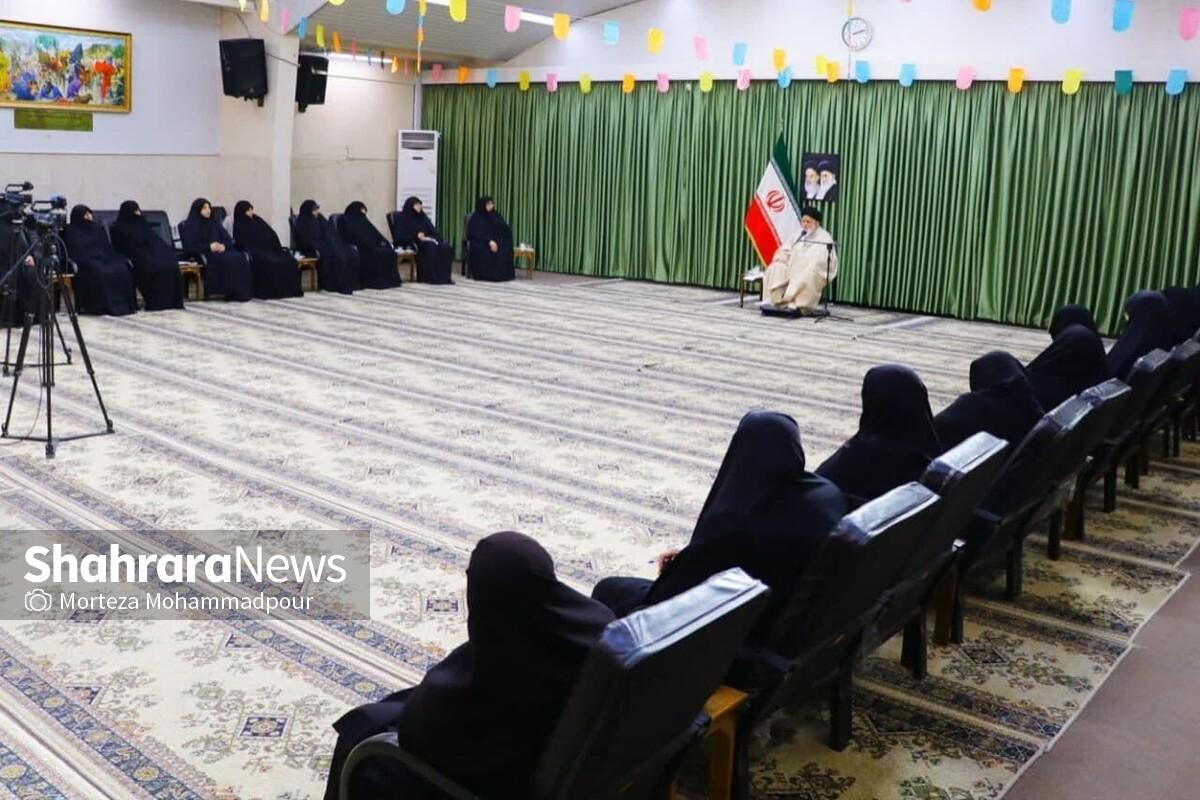 نماینده ولی فقیه در استان خراسان رضوی گفت: تا پیش از پیروزی انقلاب، اساساً چیزی به نام ظرفیت اثرگذاری بانوان در ایران وجود نداشت. اکنون که این ظرفیت به وجود آمده از استعداد و سرمایه وجودی خود استفاده کنید، کنار هم قرار بگیرید، منسجم شوید و جلو بروید.