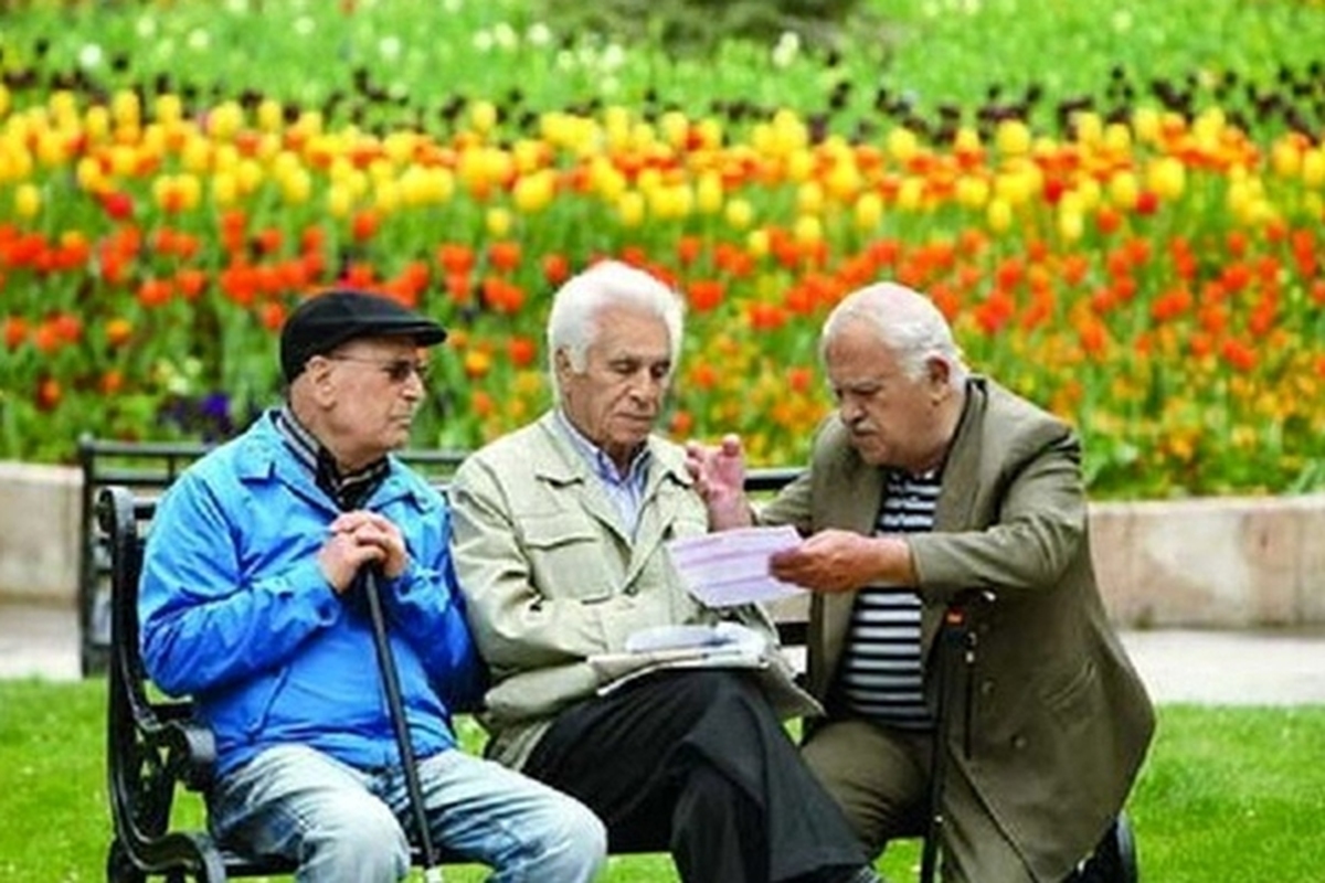 اگرچه تاکنون گفته شده بود که قانون افزایش سن بازنشستگی از سال آینده اجرا می‌شود، اما وزیر کار خبر داده که این قانون از سال ۱۴۰۵ به اجرا می‌رسد. به گفته سیدصولت مرتضوی آنهایی که در حال حاضر بیش از ۲۸ سال سابقه کار دارند، حداقل باید ۳۰ سال خدمت کنند.