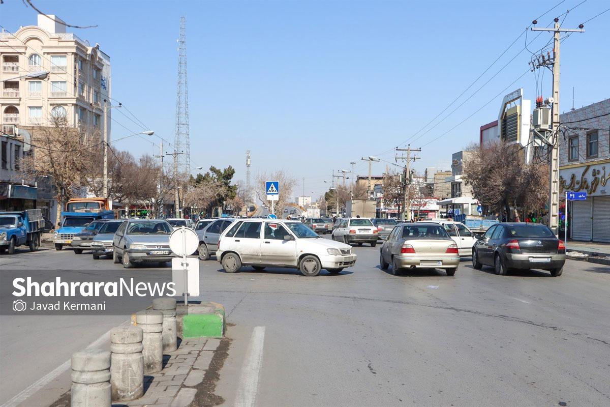 یکی از مشخصه‌های مهم کلان شهر مشهد، ترافیک شهری است. ترافیکی که در برخی از مناطق شهری مشهد به گره کور یک چالش شهری تبدیل شده است. این ترافیک سنگین ممکن است در نقاطی از شهر، به ویژه در معابر اصلی بیشتر شود. رهایی از ترافیک و گذر سریع از قفل ترافیک از سوی رانندگان سبب بروز تصادفات می‌شود.