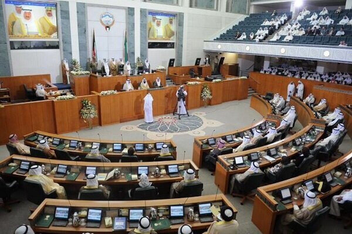 منابع رسانه‌ای از انحلال پارلمان کویت بر اساس دستور امیر این کشور خبر دادند.