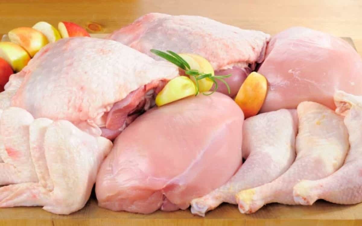 قیمت گوشت مرغ در بازار روز برای تاریخ ۲۷ بهمن ۱۴۰۲ اعلام شد که بر اساس آن هر بسته گوشت جوجه کباب ران مرغ ۰.۹ کیلوگرم ۱۷۴ هزار تومان است.