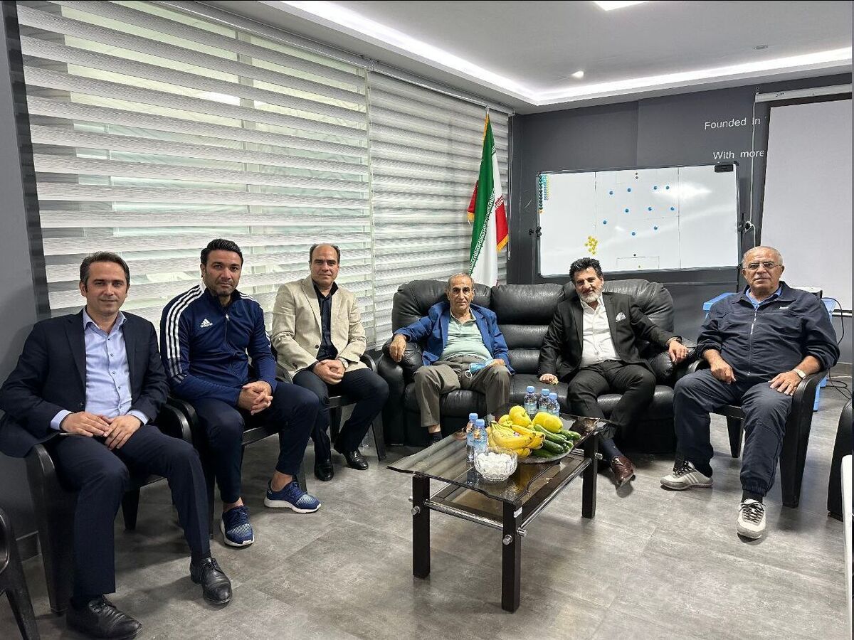 احتمال دارد علی خطیر، مدیرعامل استقلال دوشنبه در برنامه فوتبال برتر حاضر شود و جواب مصاحبه‌های اخیر جواد نکونام را بدهد.